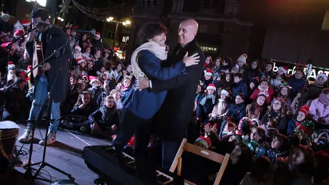 El alcalde de León, José Antonio Díez, preside el acto del encendido del alumbrado navideño de la ciudad. Foto: Peio García.