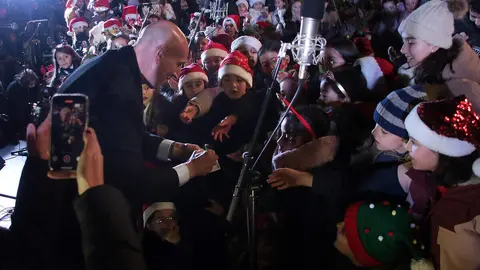 El alcalde de León, José Antonio Díez, preside el acto del encendido del alumbrado navideño de la ciudad. Foto: Peio García.