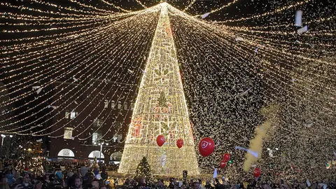 El alcalde de León, José Antonio Díez, preside el acto del encendido del alumbrado navideño de la ciudad. Foto: Peio García.