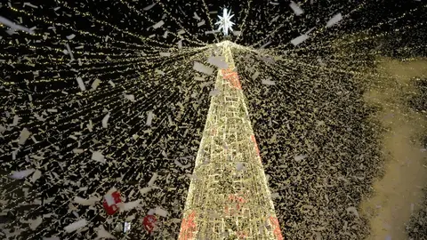 El alcalde de León, José Antonio Díez, preside el acto del encendido del alumbrado navideño de la ciudad. Foto: Peio García. Foto: Isaac Llamazares.