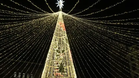 El alcalde de León, José Antonio Díez, preside el acto del encendido del alumbrado navideño de la ciudad. Foto: Peio García. Foto: Isaac Llamazares.