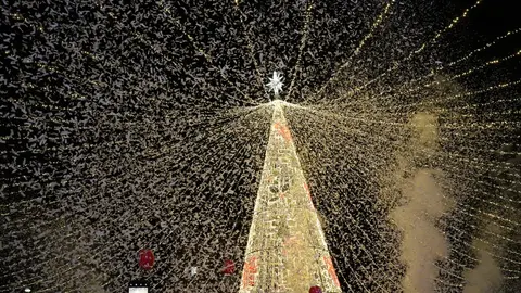 El alcalde de León, José Antonio Díez, preside el acto del encendido del alumbrado navideño de la ciudad. Foto: Peio García. Foto: Isaac Llamazares.