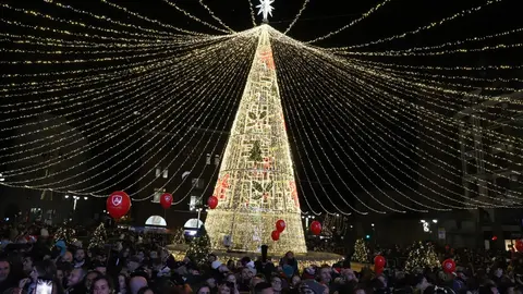 El alcalde de León, José Antonio Díez, preside el acto del encendido del alumbrado navideño de la ciudad. Foto: Peio García. Foto: Isaac Llamazares.