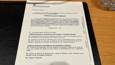 Imagen de los puntos del orden del día en el pleno, en la mesa de uno de los concejales.
