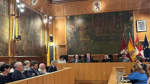 Un instante del pleno municipal celebrado este viernes en la Diputación Provincial debido a las obras que se realizan en el salón de plenos de San Marcelo.