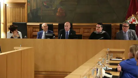 Un instante del pleno municipal celebrado este viernes en la Diputación Provincial debido a las obras que se realizan en el salón de plenos de San Marcelo.