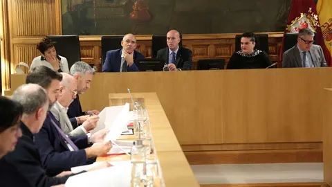 Un instante del pleno municipal celebrado este viernes en la Diputación Provincial debido a las obras que se realizan en el salón de plenos de San Marcelo.