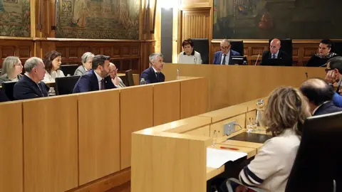 Un instante del pleno municipal celebrado este viernes en la Diputación Provincial debido a las obras que se realizan en el salón de plenos de San Marcelo.