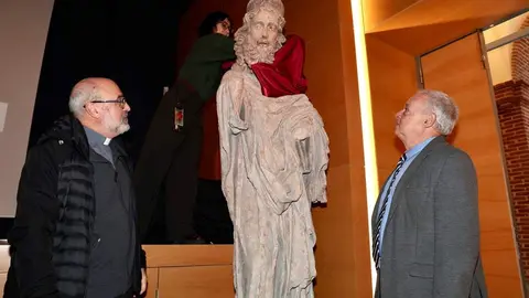 El consejero de Cultura, Turismo y Deporte, Gonzalo Santonja, inaugura la Jornada de presentación pública del programa de actuación en el pórtico occidental de la Catedral de León y de la réplica de una de sus esculturas. Foto: Campillo.