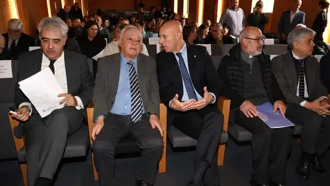 El consejero de Cultura, Turismo y Deporte, Gonzalo Santonja, inaugura la Jornada de presentación pública del programa de actuación en el pórtico occidental de la Catedral de León y de la réplica de una de sus esculturas. Foto: Campillo.