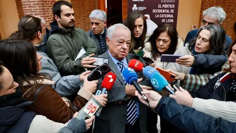 El consejero de Cultura, Turismo y Deporte, Gonzalo Santonja, inaugura la Jornada de presentación pública del programa de actuación en el pórtico occidental de la Catedral de León y de la réplica de una de sus esculturas. Foto: Campillo.