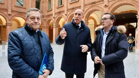 El consejero de Cultura, Turismo y Deporte, Gonzalo Santonja, inaugura la Jornada de presentación pública del programa de actuación en el pórtico occidental de la Catedral de León y de la réplica de una de sus esculturas. Foto: Campillo.