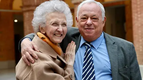 El consejero de Cultura, Turismo y Deporte, Gonzalo Santonja, inaugura la Jornada de presentación pública del programa de actuación en el pórtico occidental de la Catedral de León y de la réplica de una de sus esculturas. Foto: Campillo.