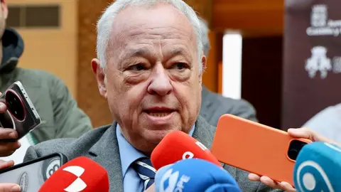 El consejero de Cultura, Turismo y Deporte, Gonzalo Santonja, inaugura la Jornada de presentación pública del programa de actuación en el pórtico occidental de la Catedral de León y de la réplica de una de sus esculturas. Foto: Campillo.