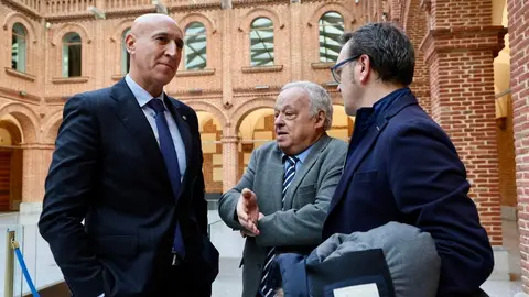 El consejero de Cultura, Turismo y Deporte, Gonzalo Santonja, inaugura la Jornada de presentación pública del programa de actuación en el pórtico occidental de la Catedral de León y de la réplica de una de sus esculturas. Foto: Campillo.