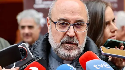 El consejero de Cultura, Turismo y Deporte, Gonzalo Santonja, inaugura la Jornada de presentación pública del programa de actuación en el pórtico occidental de la Catedral de León y de la réplica de una de sus esculturas. Foto: Campillo.