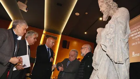 El consejero de Cultura, Turismo y Deporte, Gonzalo Santonja, inaugura la Jornada de presentación pública del programa de actuación en el pórtico occidental de la Catedral de León y de la réplica de una de sus esculturas. Foto: Campillo.