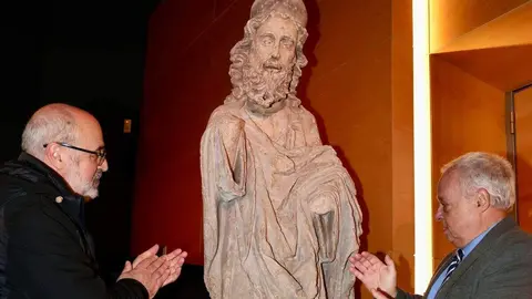 El consejero de Cultura, Turismo y Deporte, Gonzalo Santonja, inaugura la Jornada de presentación pública del programa de actuación en el pórtico occidental de la Catedral de León y de la réplica de una de sus esculturas. Foto: Campillo.