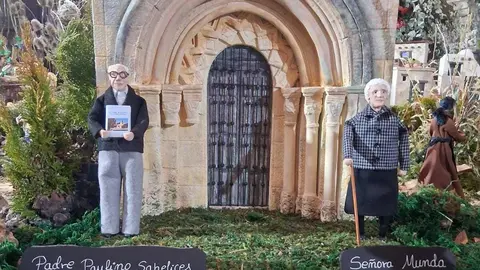 La Navidad se acerca y el Monasterio de Santa María de Sandoval vuelve a brillar con fuerza. ¿La razón? La exposición al público del magnífico 'belén concejil de Villaverde de Sandoval', situado en el interior de su iglesia. Realizado de manera artesanal por las vecinas del pueblo, se ha convertido en un referente navideño en la provincia leonesa. El belén, este año, tiene varias novedades artísticas y etnográficas. Fotos: Héctor Bayón Campos