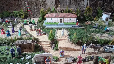 La Navidad se acerca y el Monasterio de Santa María de Sandoval vuelve a brillar con fuerza. ¿La razón? La exposición al público del magnífico 'belén concejil de Villaverde de Sandoval', situado en el interior de su iglesia. Realizado de manera artesanal por las vecinas del pueblo, se ha convertido en un referente navideño en la provincia leonesa. El belén, este año, tiene varias novedades artísticas y etnográficas. Fotos: Héctor Bayón Campos