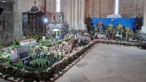La Navidad se acerca y el Monasterio de Santa María de Sandoval vuelve a brillar con fuerza. ¿La razón? La exposición al público del magnífico 'belén concejil de Villaverde de Sandoval', situado en el interior de su iglesia. Realizado de manera artesanal por las vecinas del pueblo, se ha convertido en un referente navideño en la provincia leonesa. El belén, este año, tiene varias novedades artísticas y etnográficas. Fotos: Héctor Bayón Campos