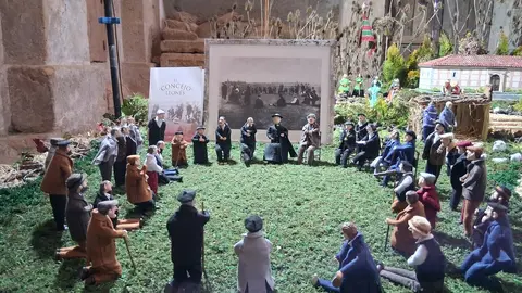 La Navidad se acerca y el Monasterio de Santa María de Sandoval vuelve a brillar con fuerza. ¿La razón? La exposición al público del magnífico 'belén concejil de Villaverde de Sandoval', situado en el interior de su iglesia. Realizado de manera artesanal por las vecinas del pueblo, se ha convertido en un referente navideño en la provincia leonesa. El belén, este año, tiene varias novedades artísticas y etnográficas. Fotos: Héctor Bayón Campos