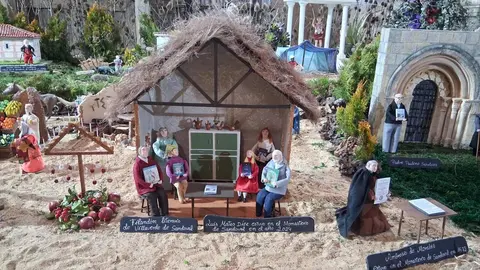 La Navidad se acerca y el Monasterio de Santa María de Sandoval vuelve a brillar con fuerza. ¿La razón? La exposición al público del magnífico 'belén concejil de Villaverde de Sandoval', situado en el interior de su iglesia. Realizado de manera artesanal por las vecinas del pueblo, se ha convertido en un referente navideño en la provincia leonesa. El belén, este año, tiene varias novedades artísticas y etnográficas. Fotos: Héctor Bayón Campos