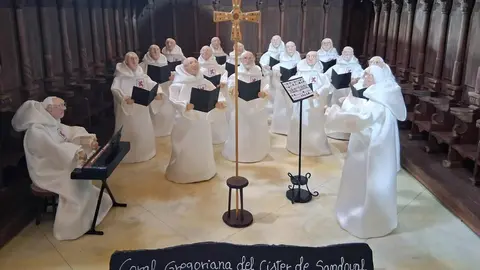 La Navidad se acerca y el Monasterio de Santa María de Sandoval vuelve a brillar con fuerza. ¿La razón? La exposición al público del magnífico 'belén concejil de Villaverde de Sandoval', situado en el interior de su iglesia. Realizado de manera artesanal por las vecinas del pueblo, se ha convertido en un referente navideño en la provincia leonesa. El belén, este año, tiene varias novedades artísticas y etnográficas. Fotos: Héctor Bayón Campos