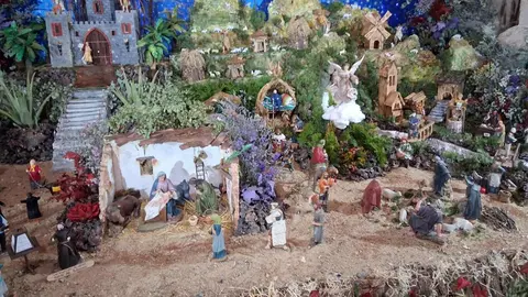 La Navidad se acerca y el Monasterio de Santa María de Sandoval vuelve a brillar con fuerza. ¿La razón? La exposición al público del magnífico 'belén concejil de Villaverde de Sandoval', situado en el interior de su iglesia. Realizado de manera artesanal por las vecinas del pueblo, se ha convertido en un referente navideño en la provincia leonesa. El belén, este año, tiene varias novedades artísticas y etnográficas. Fotos: Héctor Bayón Campos