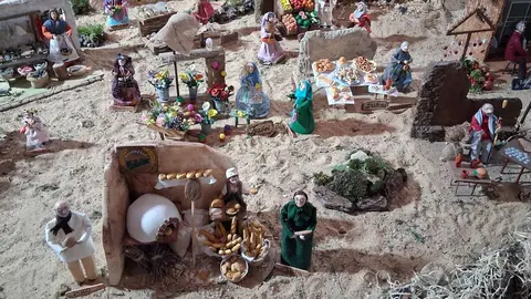 La Navidad se acerca y el Monasterio de Santa María de Sandoval vuelve a brillar con fuerza. ¿La razón? La exposición al público del magnífico 'belén concejil de Villaverde de Sandoval', situado en el interior de su iglesia. Realizado de manera artesanal por las vecinas del pueblo, se ha convertido en un referente navideño en la provincia leonesa. El belén, este año, tiene varias novedades artísticas y etnográficas. Fotos: Héctor Bayón Campos