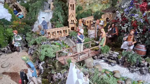 La Navidad se acerca y el Monasterio de Santa María de Sandoval vuelve a brillar con fuerza. ¿La razón? La exposición al público del magnífico 'belén concejil de Villaverde de Sandoval', situado en el interior de su iglesia. Realizado de manera artesanal por las vecinas del pueblo, se ha convertido en un referente navideño en la provincia leonesa. El belén, este año, tiene varias novedades artísticas y etnográficas. Fotos: Héctor Bayón Campos