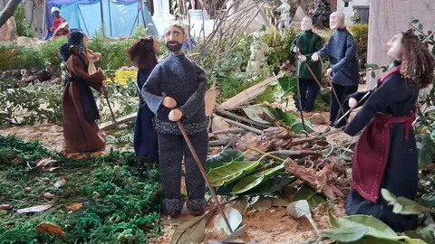 La Navidad se acerca y el Monasterio de Santa María de Sandoval vuelve a brillar con fuerza. ¿La razón? La exposición al público del magnífico 'belén concejil de Villaverde de Sandoval', situado en el interior de su iglesia. Realizado de manera artesanal por las vecinas del pueblo, se ha convertido en un referente navideño en la provincia leonesa. El belén, este año, tiene varias novedades artísticas y etnográficas. Fotos: Héctor Bayón Campos