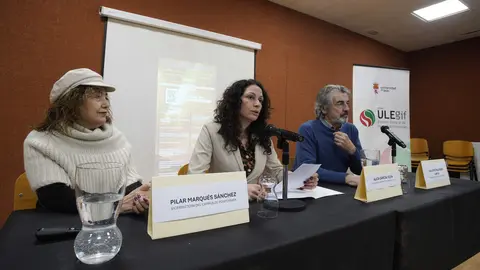 La alcaldesa de Páramo del Sil (León), Alicia García (C), junto al director de la Fundación Oso Pardo, Guillermo Palomero, y la vicerrectora del Campus de Ponferrada, Pilar Marqués (I), durante la inauguración de las Jornadas Científico-Técnicas ‘Entere osos y castaños: ciencia para un territorio que respira’. Foto: César Sánchez.