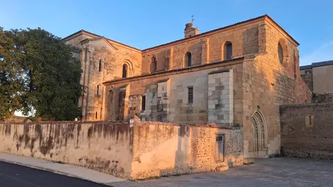 La Navidad se acerca y el Monasterio de Santa María de Sandoval vuelve a brillar con fuerza. ¿La razón? La exposición al público del magnífico 'belén concejil de Villaverde de Sandoval', situado en el interior de su iglesia. Realizado de manera artesanal por las vecinas del pueblo, se ha convertido en un referente navideño en la provincia leonesa. El belén, este año, tiene varias novedades artísticas y etnográficas. Fotos: Héctor Bayón Campos
