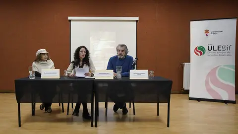 La alcaldesa de Páramo del Sil (León), Alicia García (C), junto al director de la Fundación Oso Pardo, Guillermo Palomero, y la vicerrectora del Campus de Ponferrada, Pilar Marqués (I), durante la inauguración de las Jornadas Científico-Técnicas ‘Entere osos y castaños: ciencia para un territorio que respira’. Foto: César Sánchez.