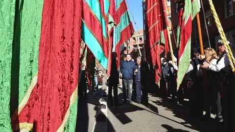 El expresidente de Cantabria Miguel Ángel Revilla y el alcalde de León, José Antonio Diez, encienden el poblado navideño del bar Azaila 1930. Foto: Campillo.