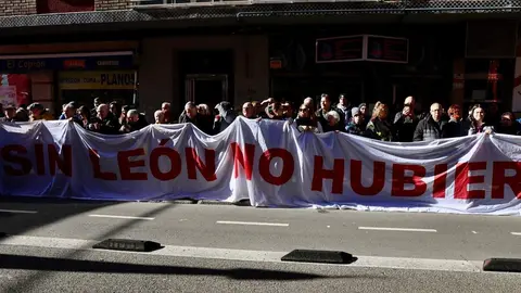 El expresidente de Cantabria Miguel Ángel Revilla y el alcalde de León, José Antonio Diez, encienden el poblado navideño del bar Azaila 1930. Foto: Campillo.