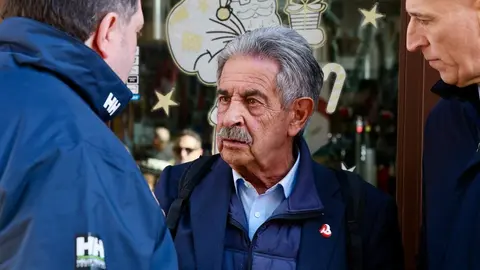 El expresidente de Cantabria Miguel Ángel Revilla y el alcalde de León, José Antonio Diez, encienden el poblado navideño del bar Azaila 1930. Foto: Campillo.