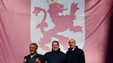 El expresidente de Cantabria Miguel Ángel Revilla y el alcalde de León, José Antonio Diez, encienden el poblado navideño del bar Azaila 1930. Foto: Campillo.