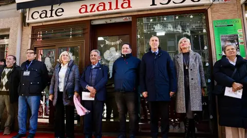 El expresidente de Cantabria Miguel Ángel Revilla y el alcalde de León, José Antonio Diez, encienden el poblado navideño del bar Azaila 1930. Foto: Campillo.