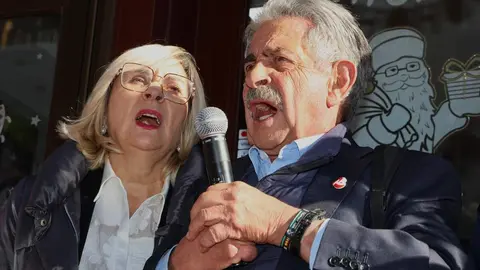 El expresidente de Cantabria Miguel Ángel Revilla y el alcalde de León, José Antonio Diez, encienden el poblado navideño del bar Azaila 1930. Foto: Campillo.