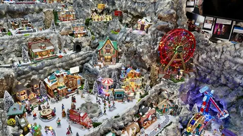 El expresidente de Cantabria Miguel Ángel Revilla y el alcalde de León, José Antonio Diez, encienden el poblado navideño del bar Azaila 1930. Foto: Campillo.