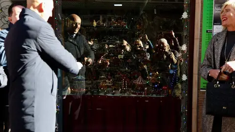 El expresidente de Cantabria Miguel Ángel Revilla y el alcalde de León, José Antonio Diez, encienden el poblado navideño del bar Azaila 1930. Foto: Campillo.