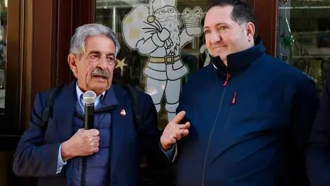 El expresidente de Cantabria Miguel Ángel Revilla y el alcalde de León, José Antonio Diez, encienden el poblado navideño del bar Azaila 1930. Foto: Campillo.