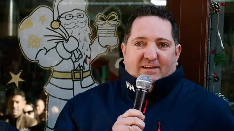 El expresidente de Cantabria Miguel Ángel Revilla y el alcalde de León, José Antonio Diez, encienden el poblado navideño del bar Azaila 1930. Foto: Campillo.