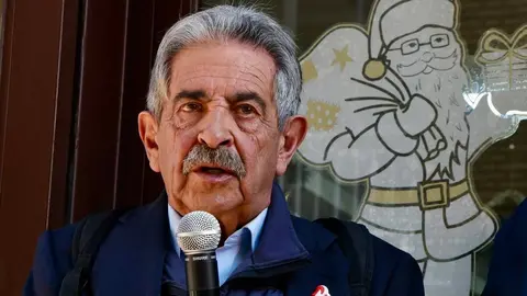 El expresidente de Cantabria Miguel Ángel Revilla y el alcalde de León, José Antonio Diez, encienden el poblado navideño del bar Azaila 1930. Foto: Campillo.