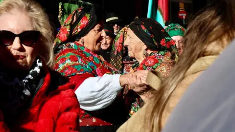 El expresidente de Cantabria Miguel Ángel Revilla y el alcalde de León, José Antonio Diez, encienden el poblado navideño del bar Azaila 1930. Foto: Campillo.