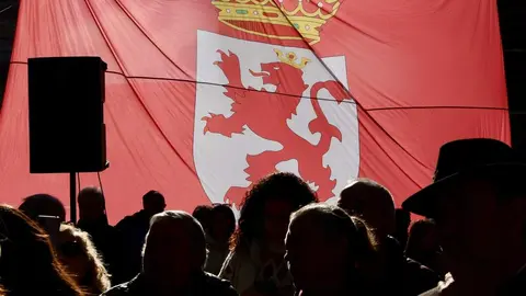 El expresidente de Cantabria Miguel Ángel Revilla y el alcalde de León, José Antonio Diez, encienden el poblado navideño del bar Azaila 1930. Foto: Campillo.