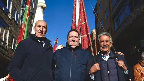El expresidente de Cantabria Miguel Ángel Revilla y el alcalde de León, José Antonio Diez, encienden el poblado navideño del bar Azaila 1930. Foto: Campillo.