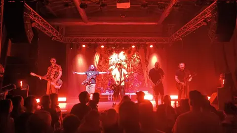 La banda italiana Talco celebra sus 20 años de trayectoria sobre los escenarios en Espacio Vías de León. Fotos: Luis Rodríguez